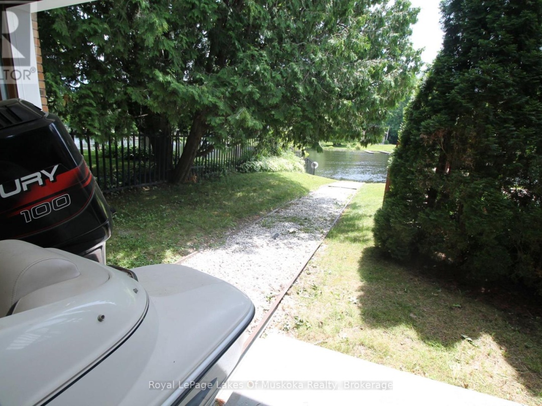 1815 Peninsula Point Road, Severn Lake