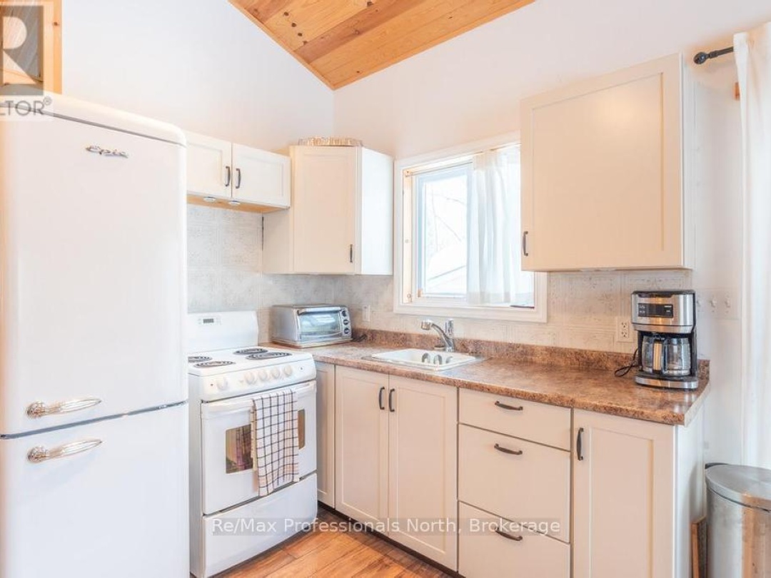 1145 Chelsea Lane, Maple Lake