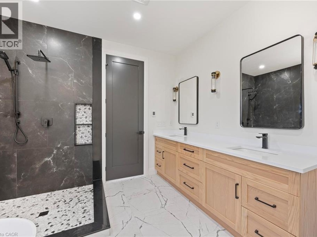 33 GLEN EAGLE Court, 