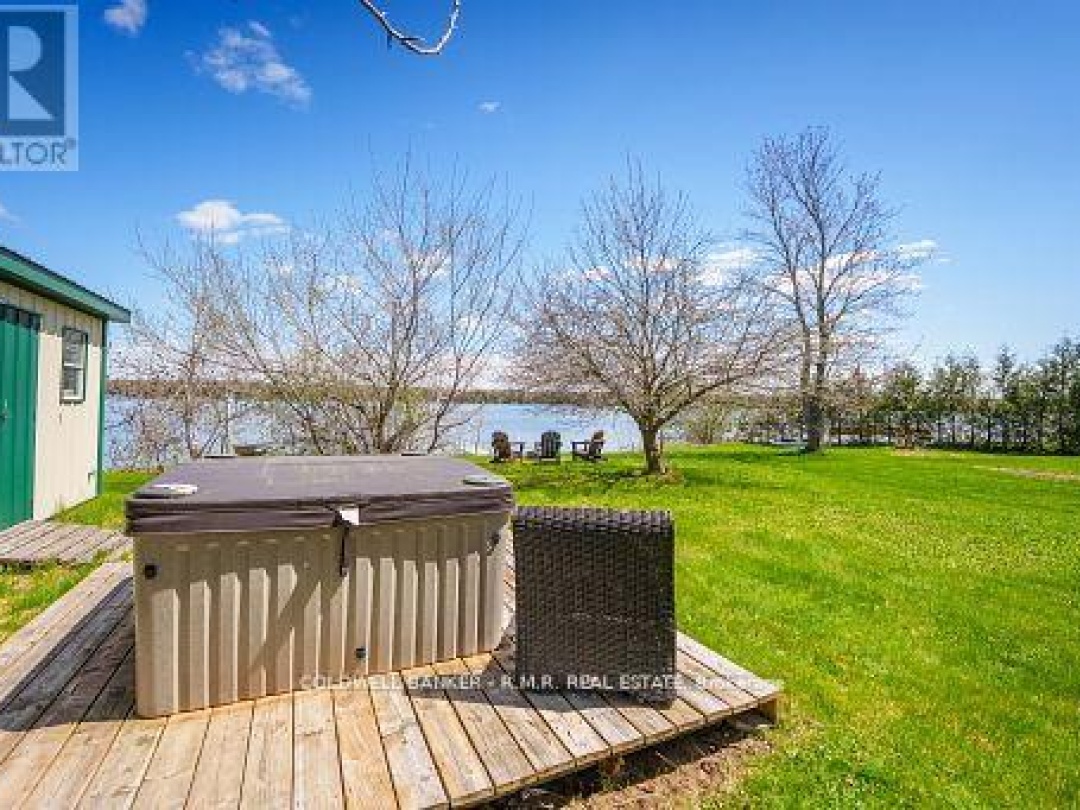 84 Pinewood Boulevard, Canal Lake