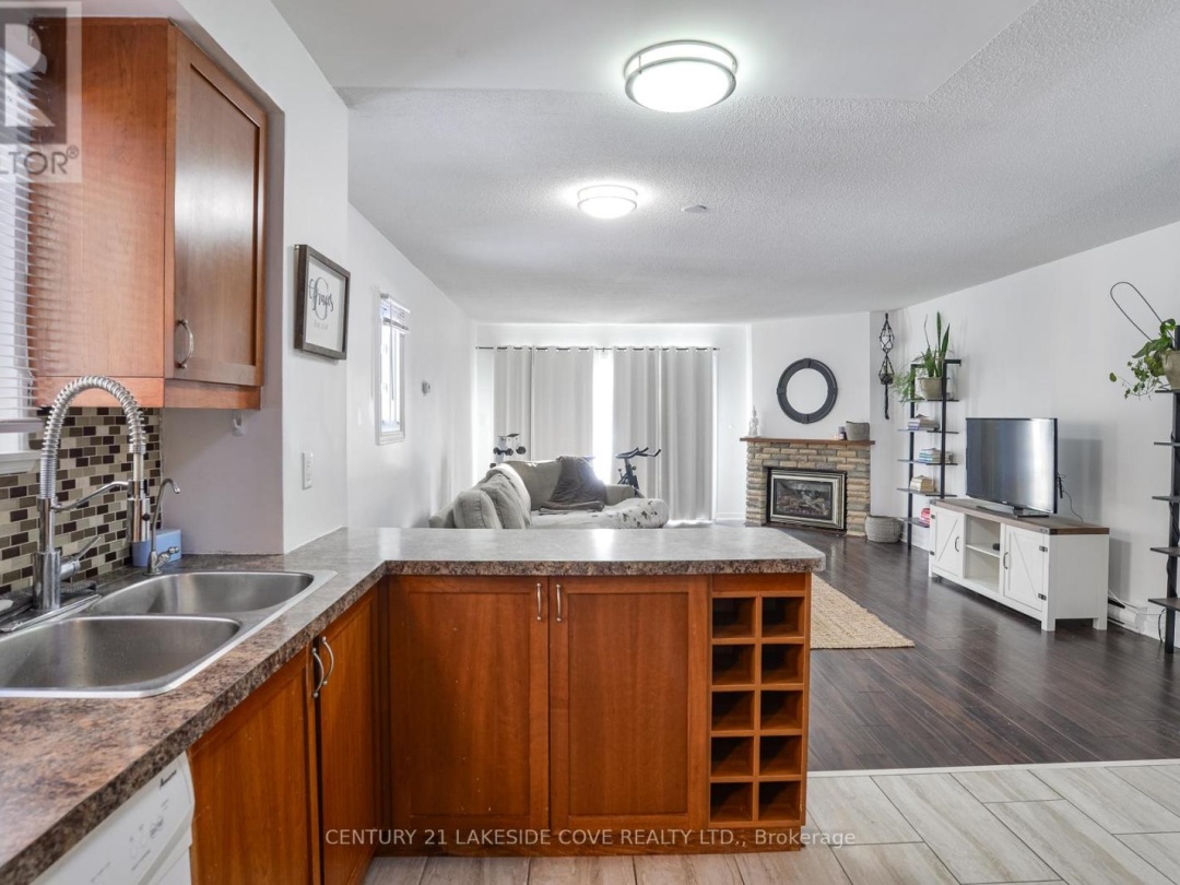 Unit 5 4 Paradise Boulevard, Lake Simcoe