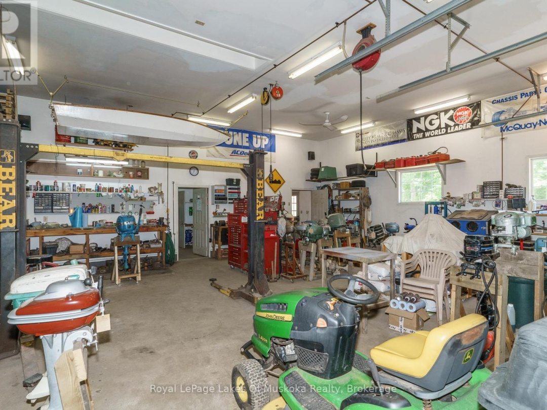 1020 AMELIA CRESCENT, 