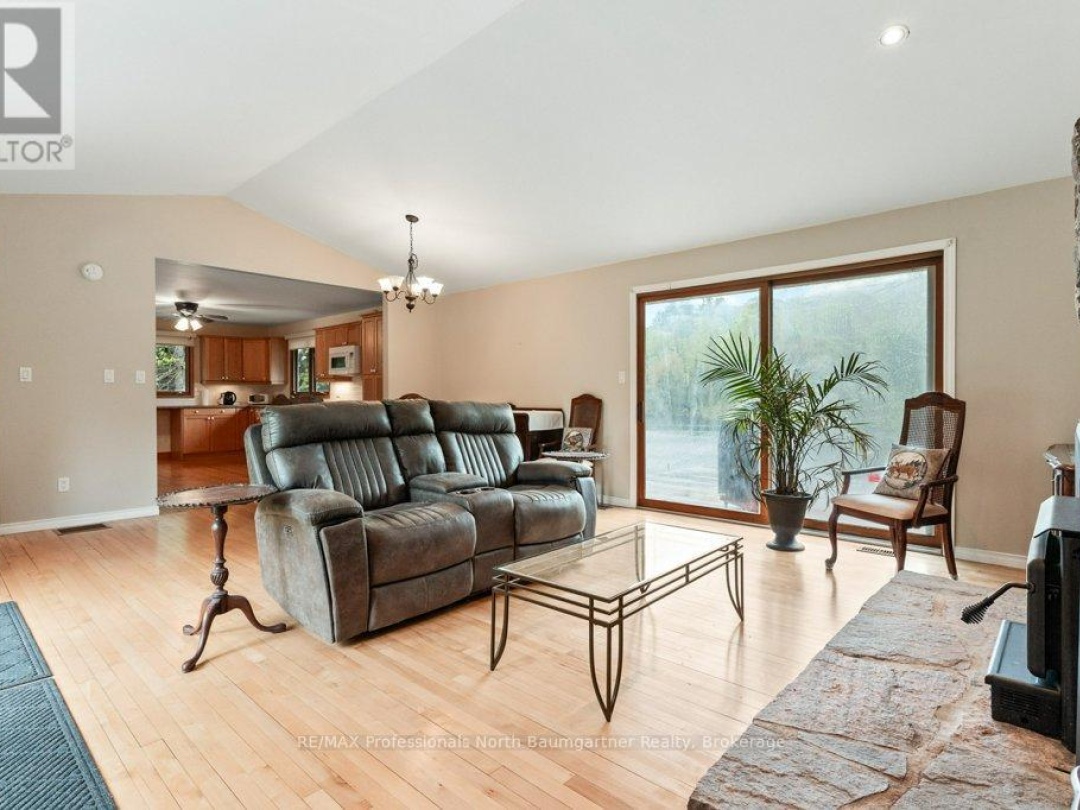 1080 Queen's Line Road, Minden Hills
