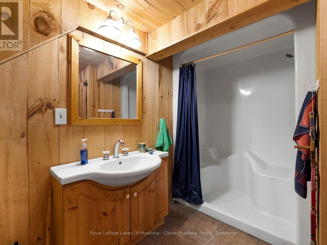733 Whites Falls Road, Six Mile Lake