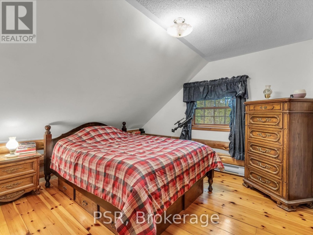 1040 AMELIA CRESCENT, 