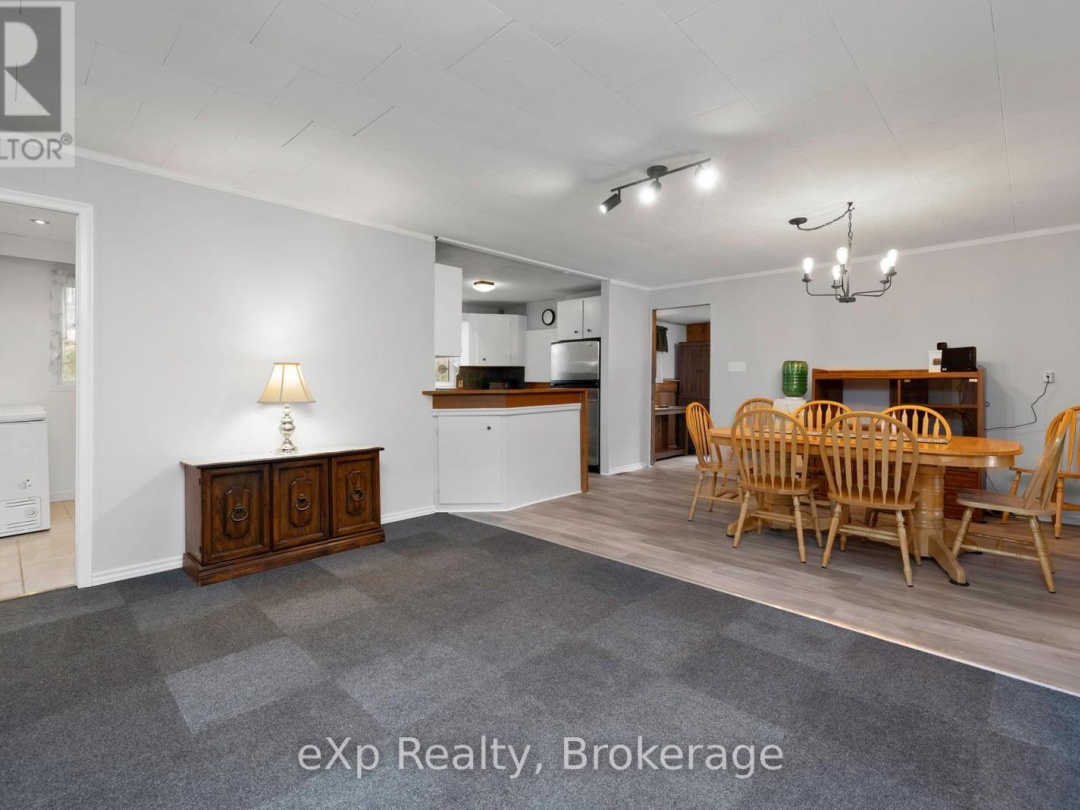 36 ROBERTS LAKE ROAD E, 