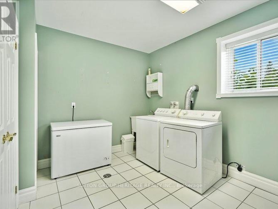 400 FRONT STREET W, 