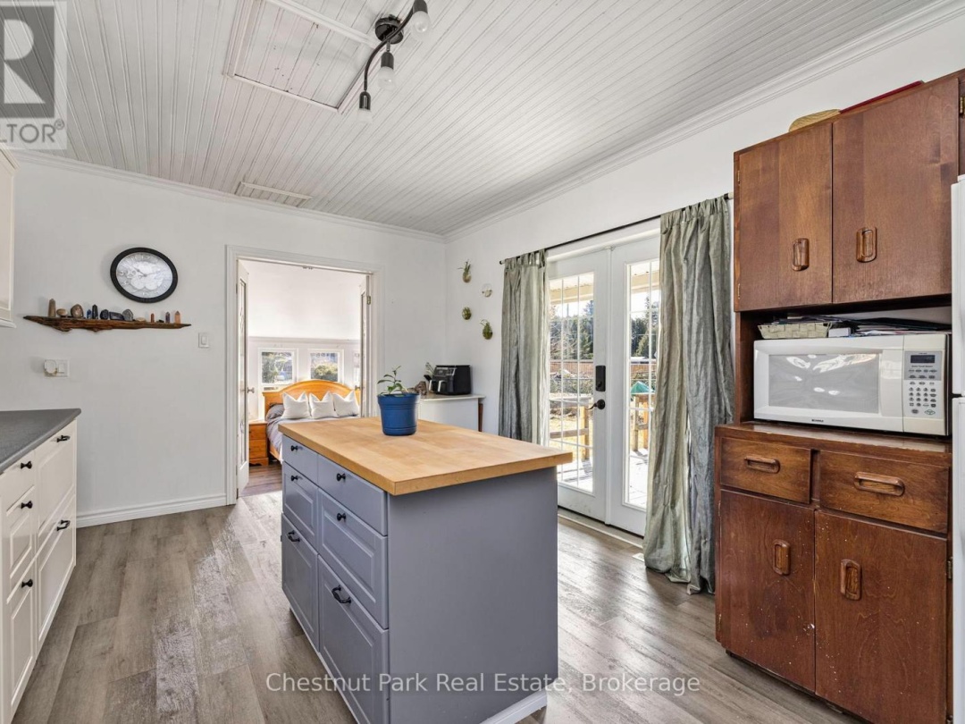 5 SPADINA AVENUE, 