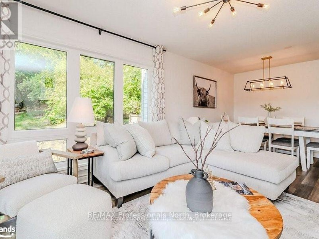 105 33 Deerhurst Greens Drive, Peninsula Lake