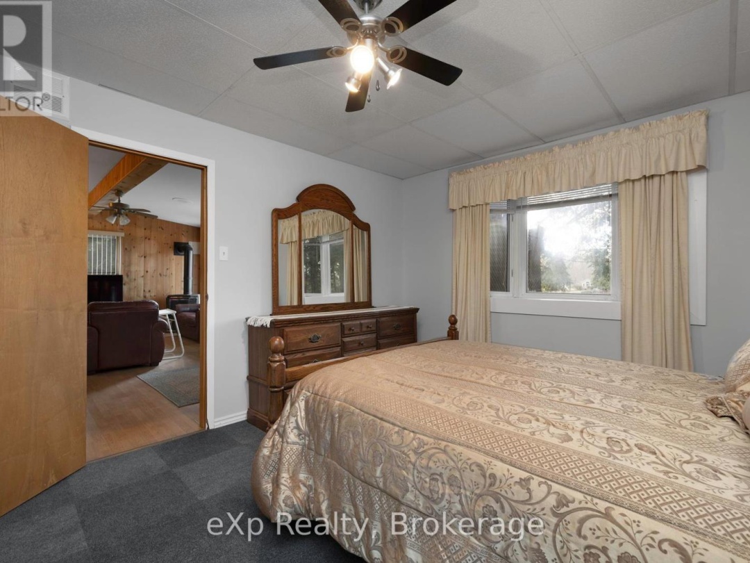 36 Roberts Lake Road E, Roberts Lake