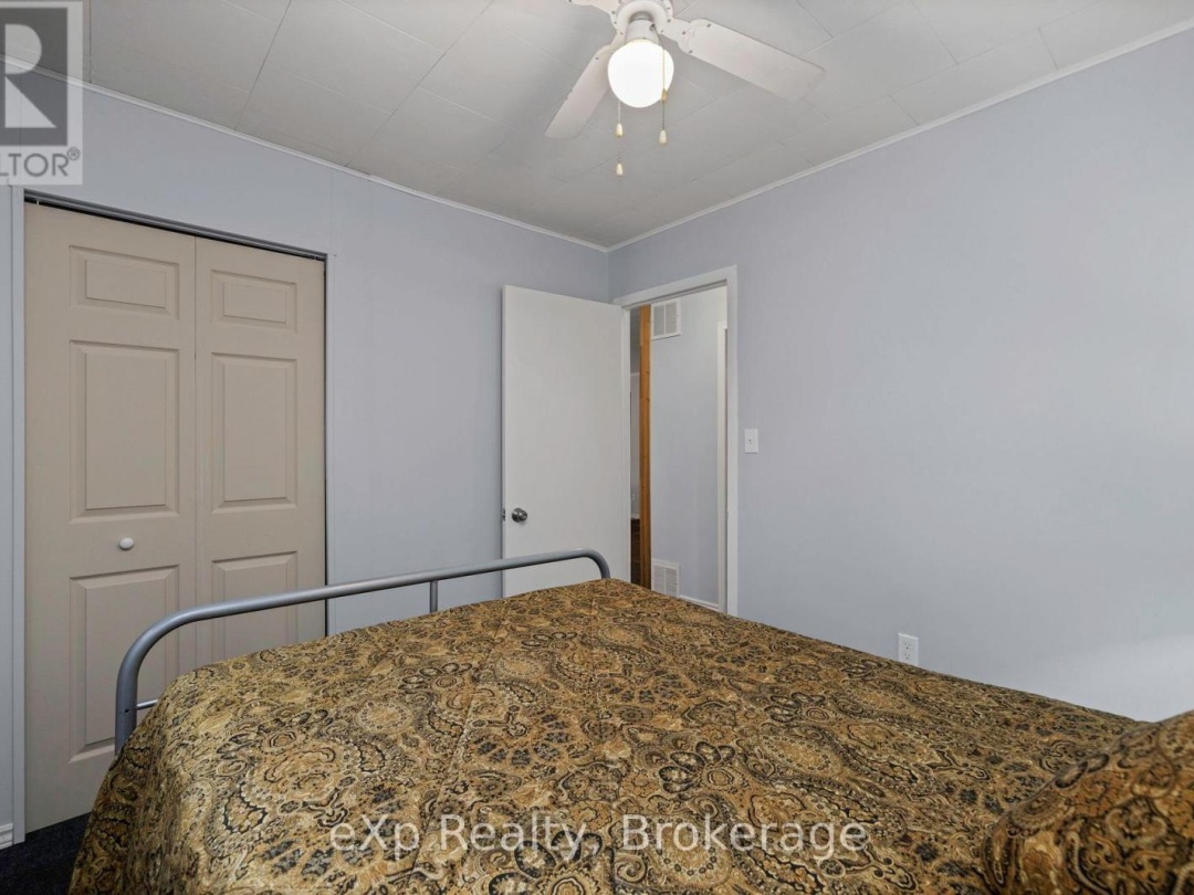36 ROBERTS LAKE ROAD E, 