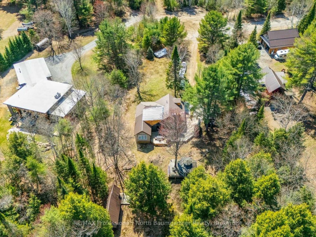 1065 Cloverleaf Road, Kennisis Lake