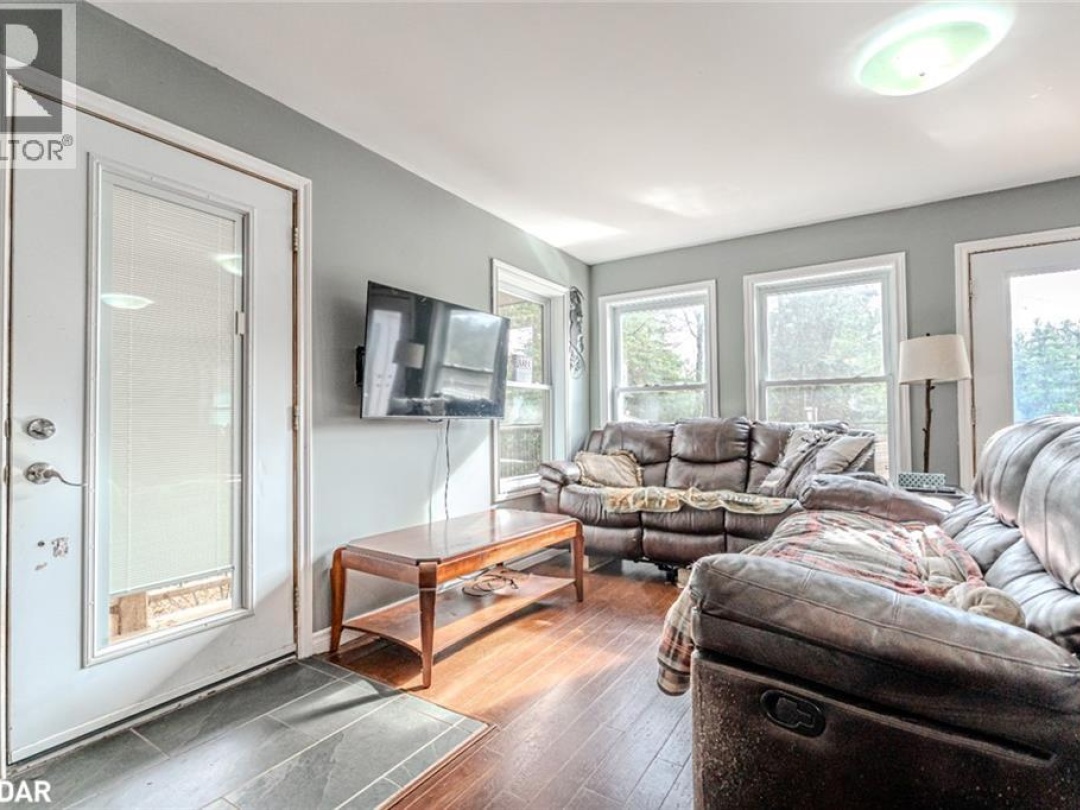 4 CLOVER Court, 