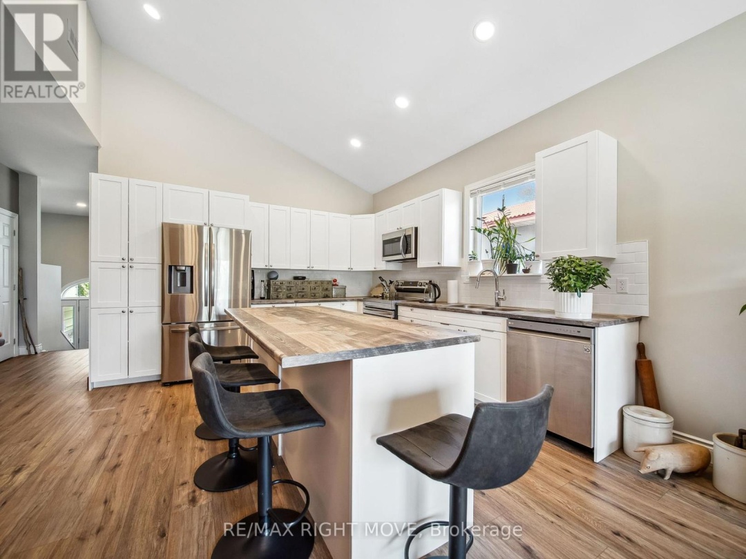 1 & 2 - 112B CREIGHTON STREET S, 