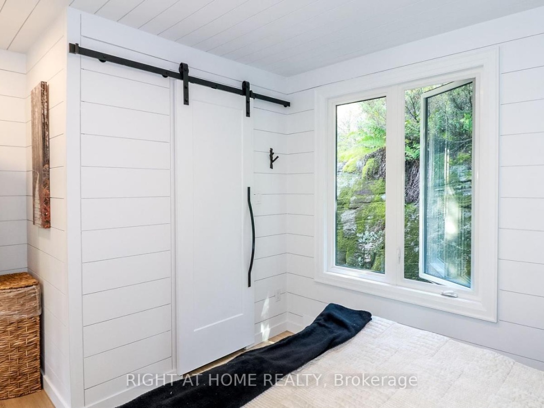 8150 Laidlaw Avenue, Severn Lake