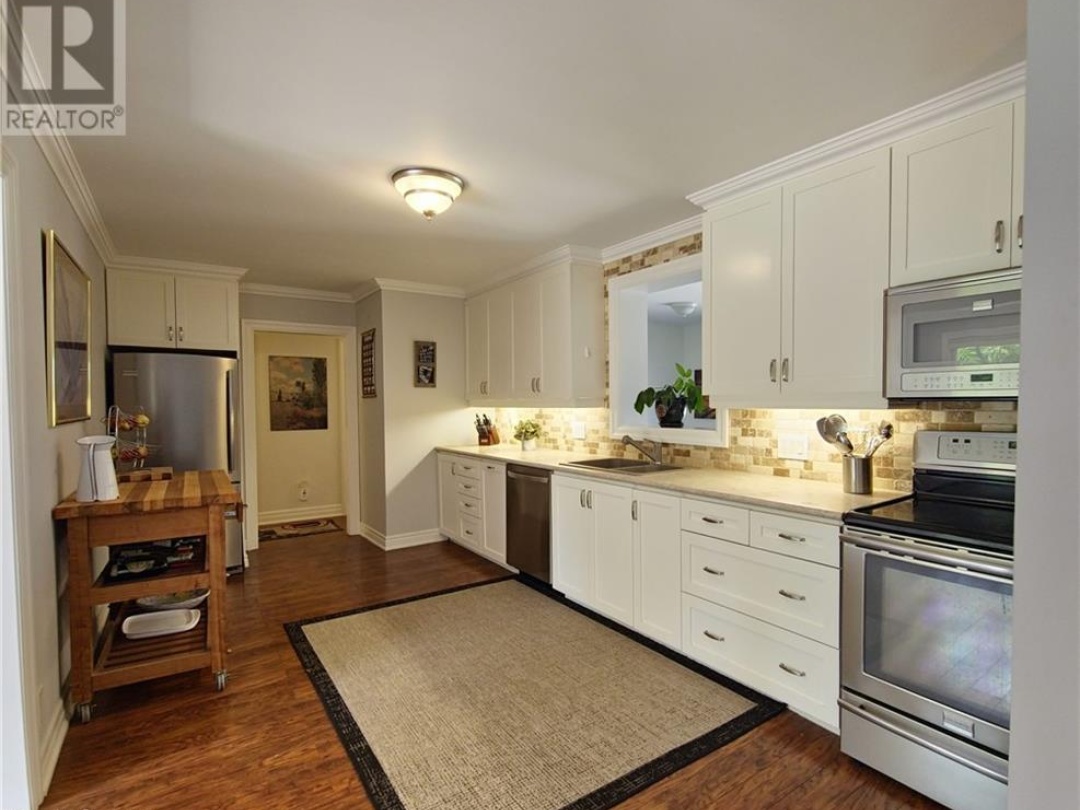 653 SIMCOE Street, 