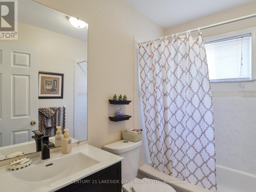 2597 Lakeshore Drive, Ramara