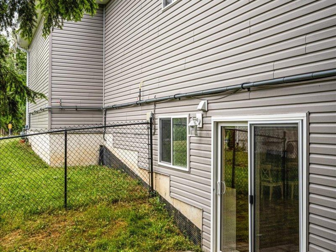 158 MOONSTONE ROAD E, 