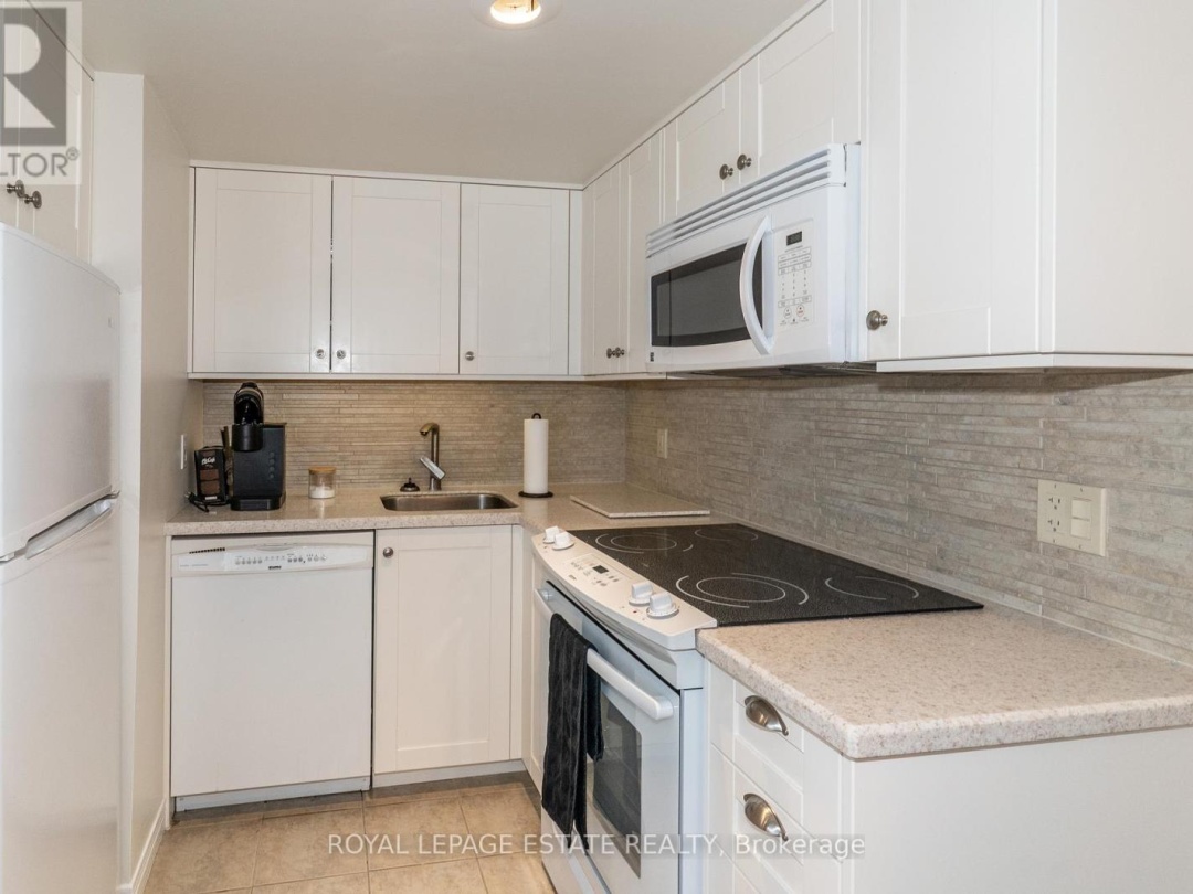 201 27 Deerhurst Drive, Peninsula Lake