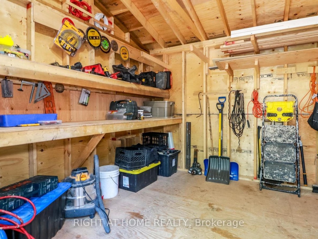 8150 Laidlaw Avenue, Severn Lake