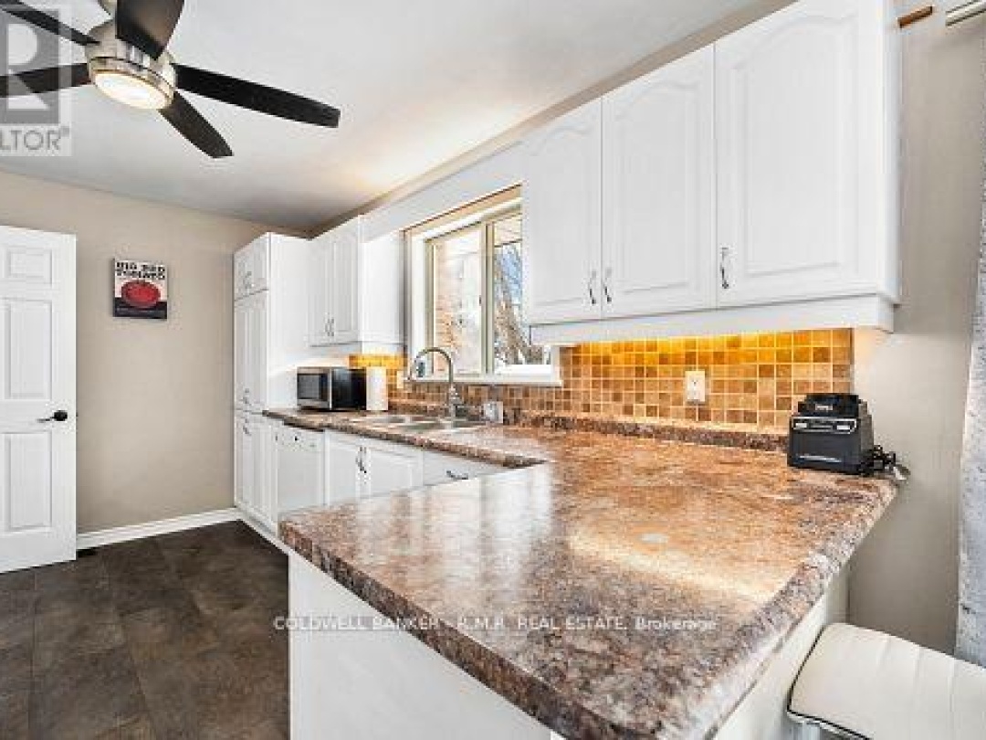 84 Pinewood Boulevard, Canal Lake