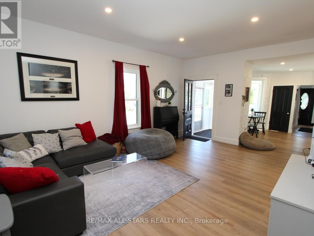 21 FRANCIS STREET E, 
