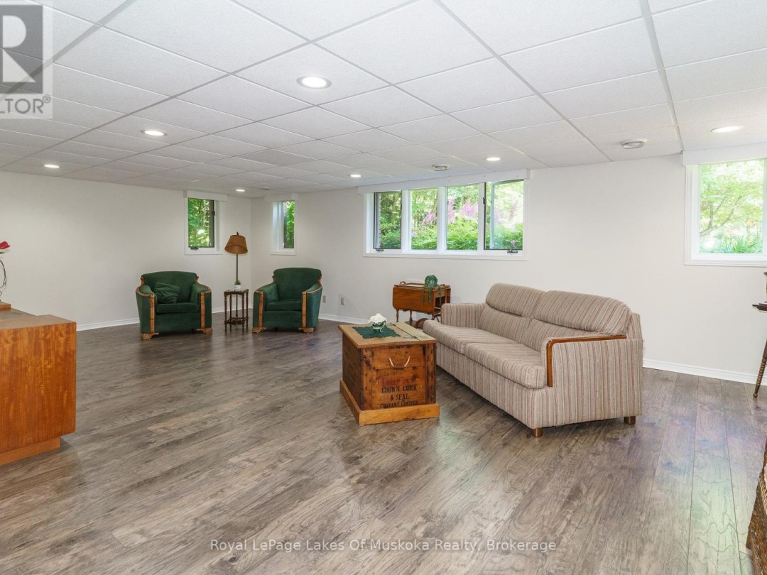 1020 AMELIA CRESCENT, 