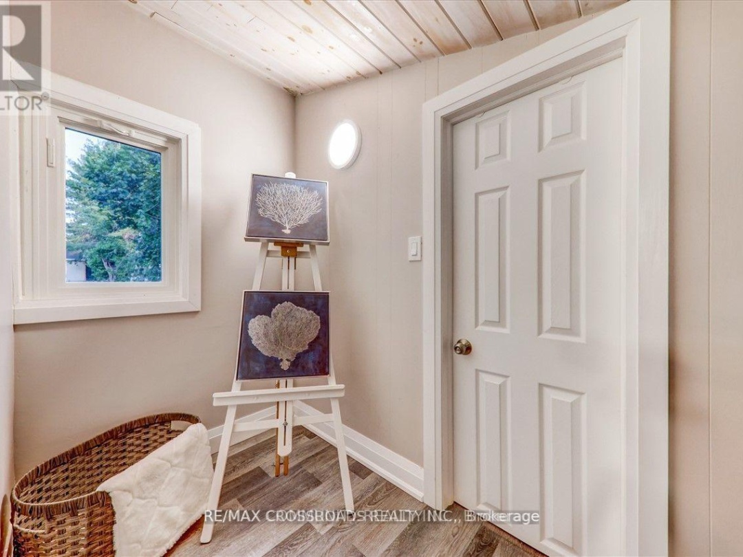 5794 Victoria Park Road, 