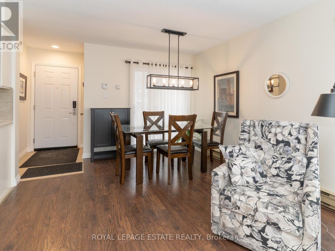 201 27 Deerhurst Drive, Peninsula Lake