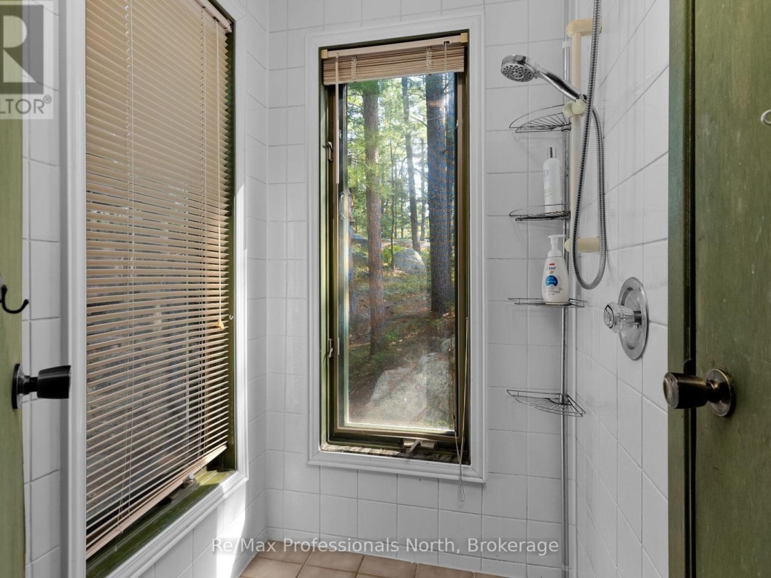 1118 Tomingas Road, Sunny Lake