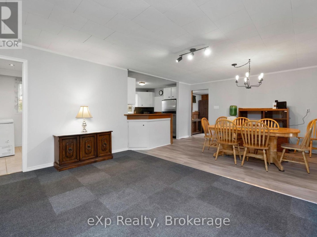 36 Roberts Lake Road E, Roberts Lake