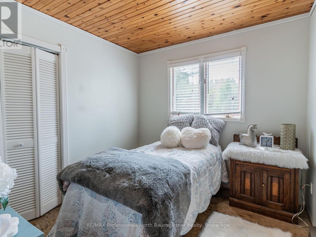 1065 Cloverleaf Road, Kennisis Lake