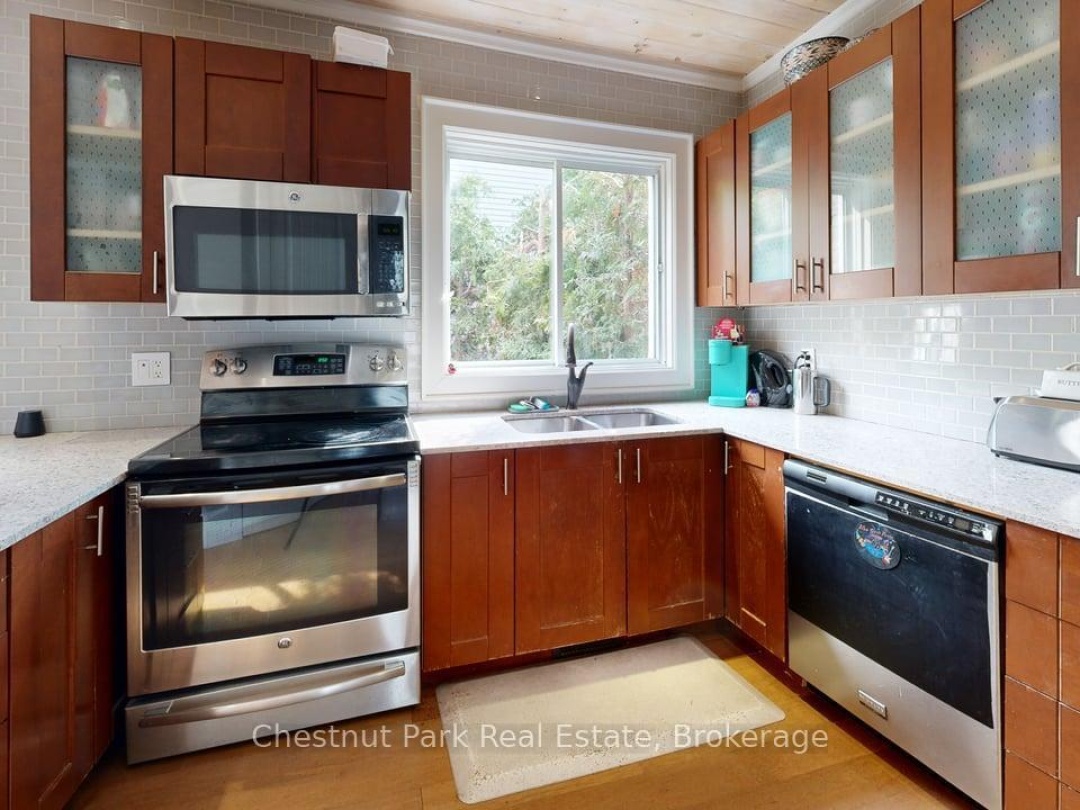 2 - 335 WELLINGTON STREET N, 