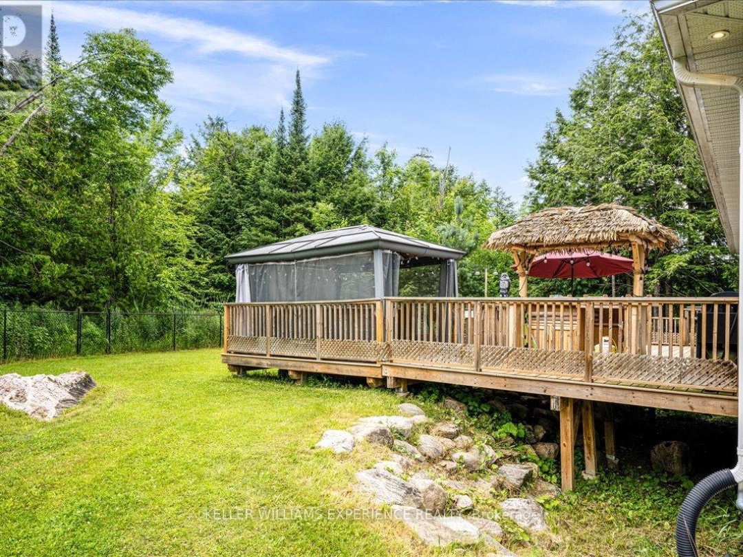 158 MOONSTONE ROAD E, 