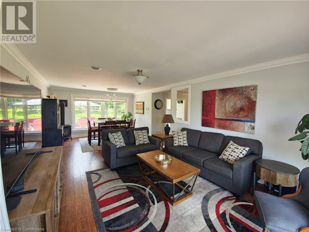 653 SIMCOE Street, 