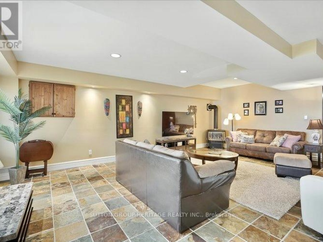400 FRONT STREET W, 