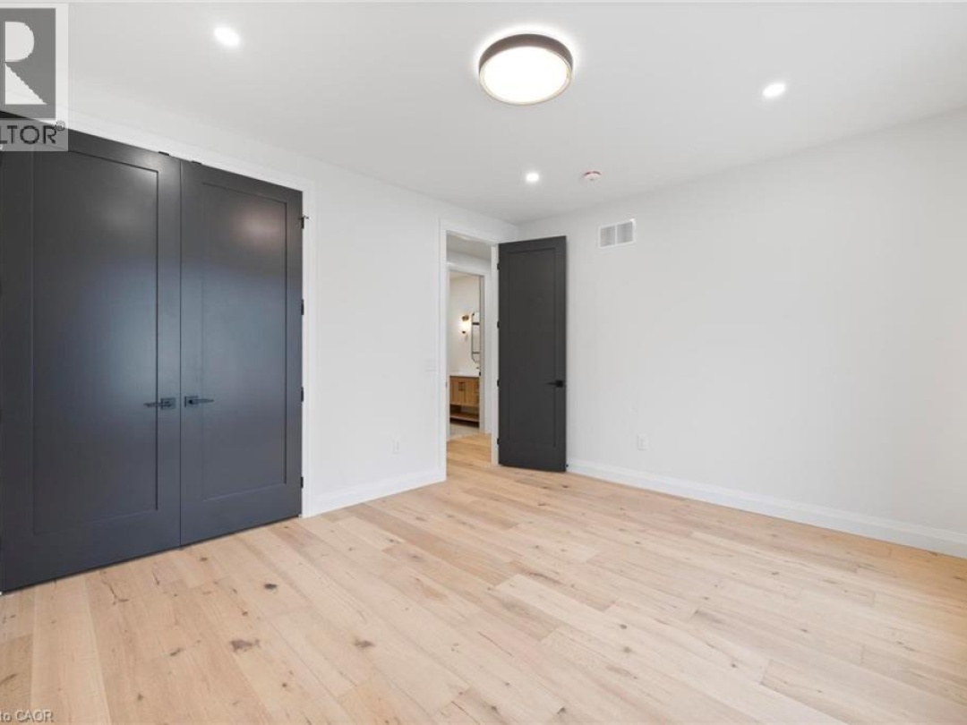 33 GLEN EAGLE Court, 