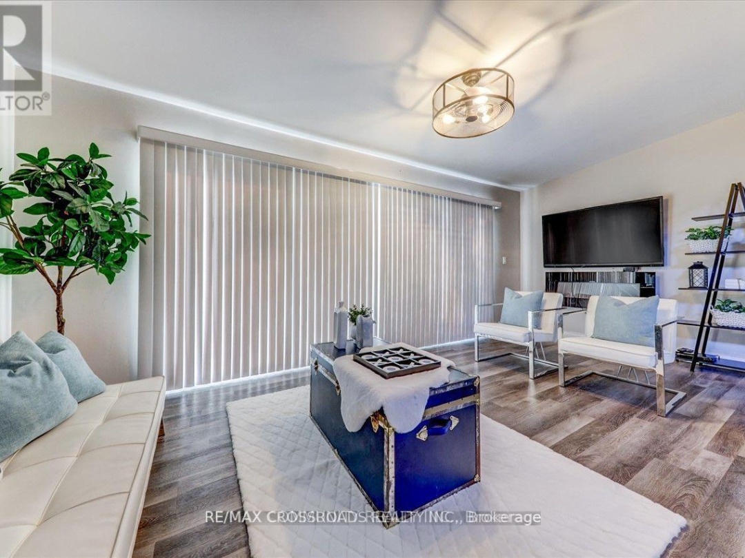 5794 Victoria Park Road, 