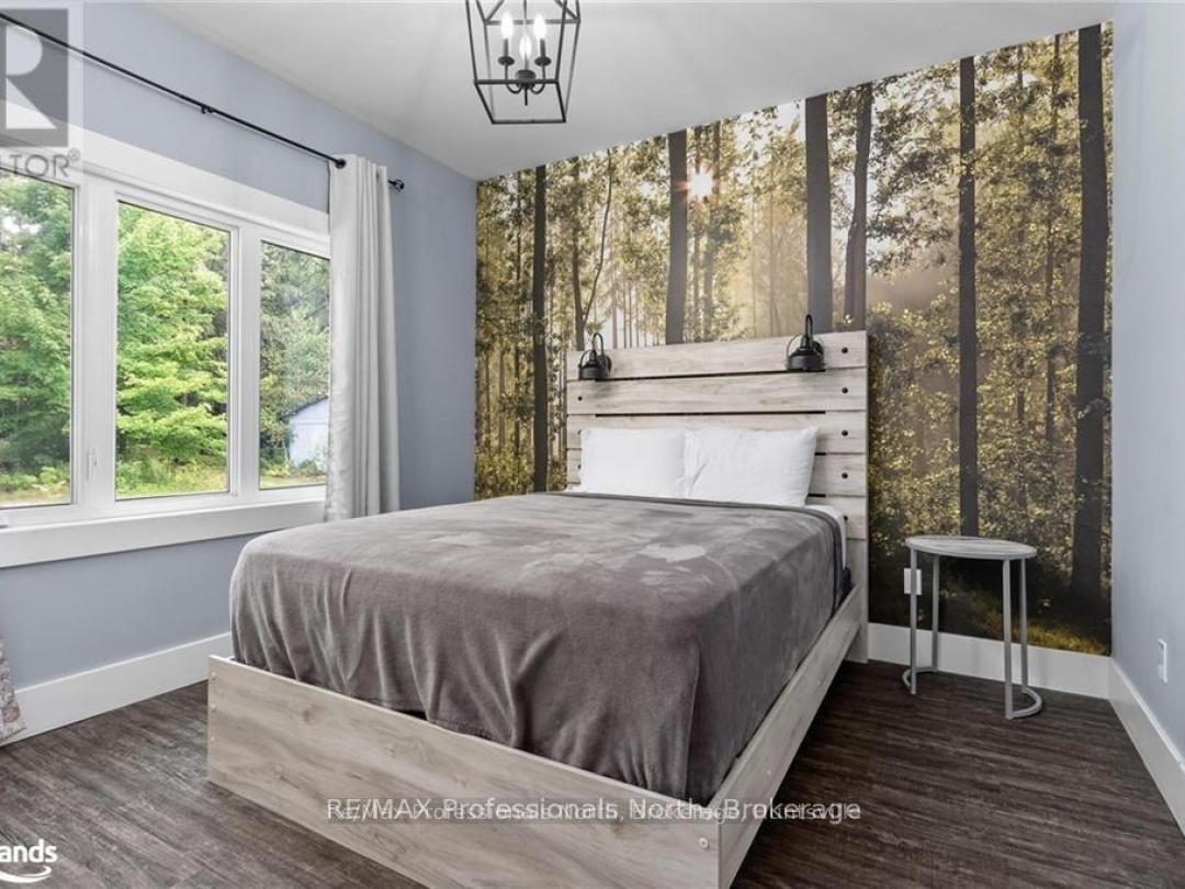 379 Santas Village Road W, Lake Muskoka