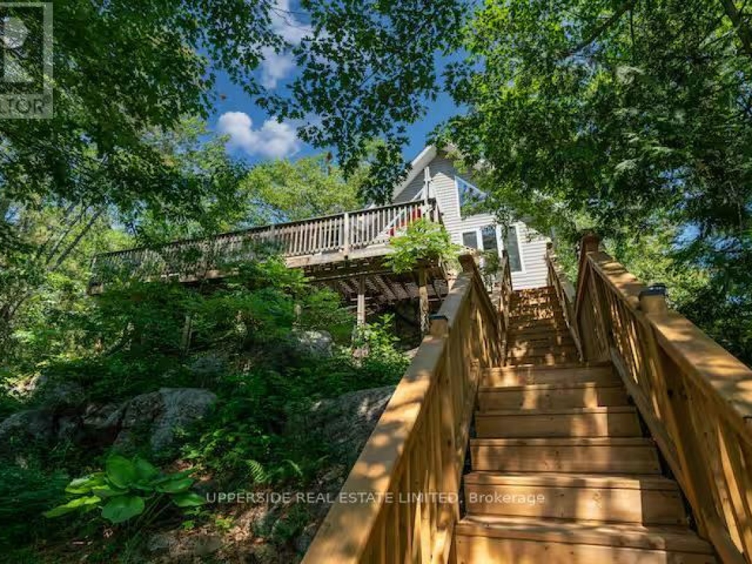 1040 OAK ROAD, Kahshe Lake