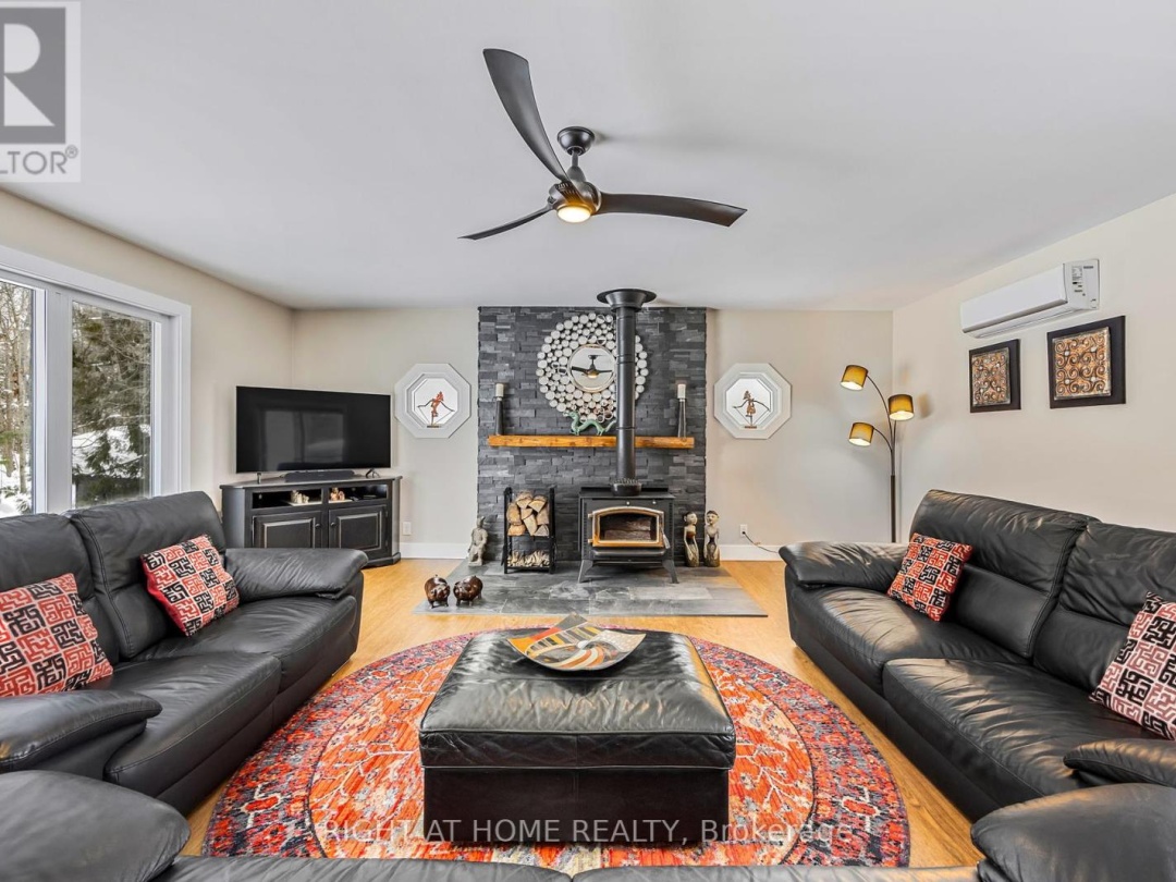 7592 East River Road, Black Lake