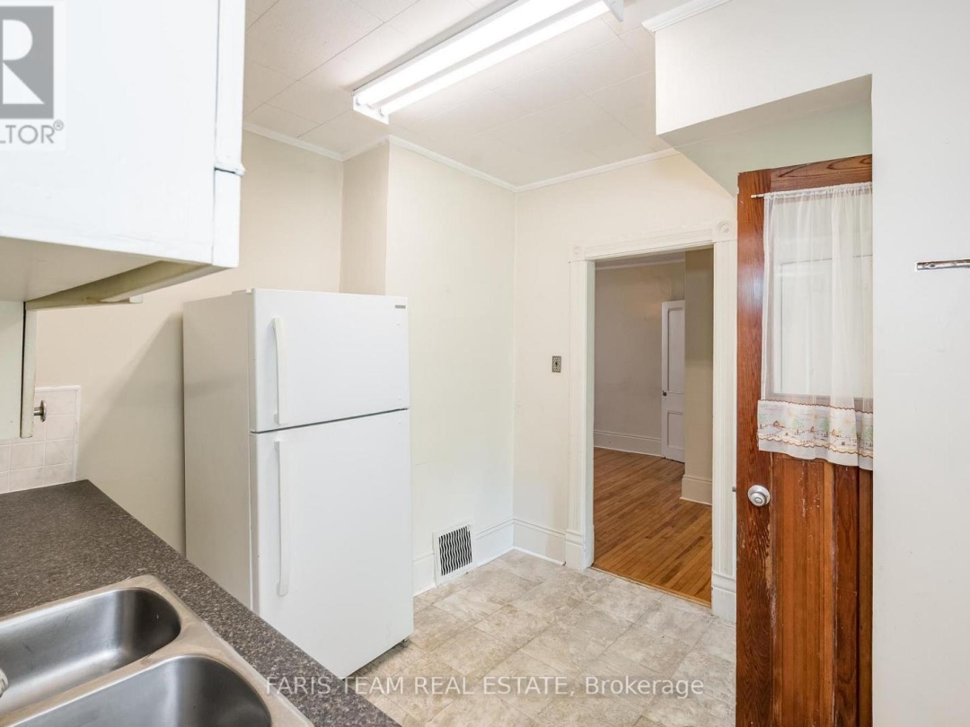 9 BORLAND STREET E, 