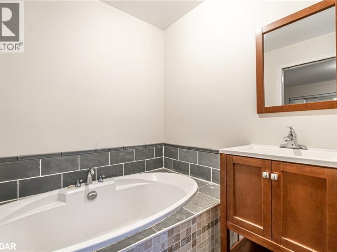 4 CLOVER Court, 