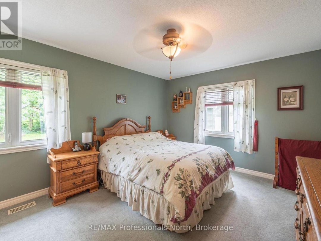 1075 COMAK CRESCENT, 