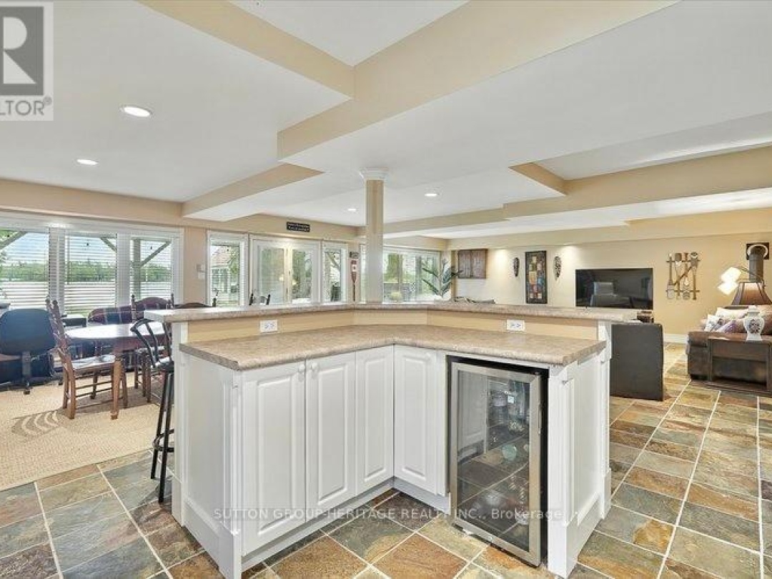 400 FRONT STREET W, 