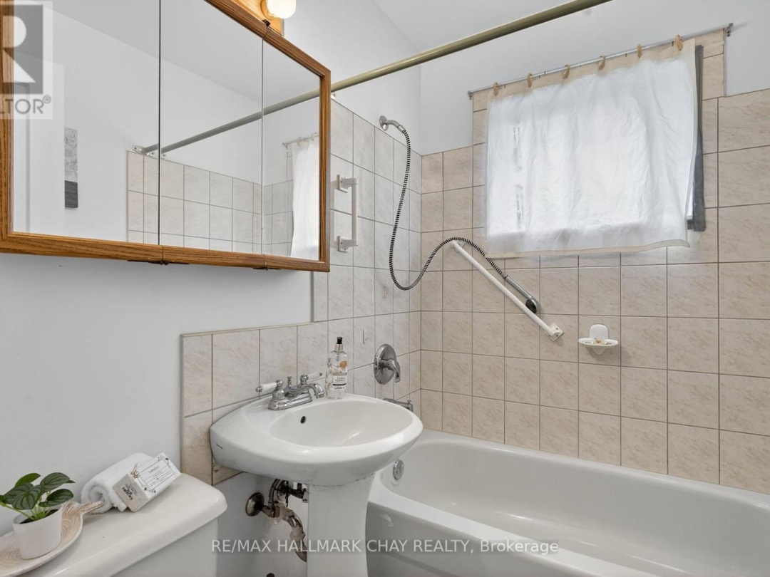 319 MISSISSAGA STREET W, 