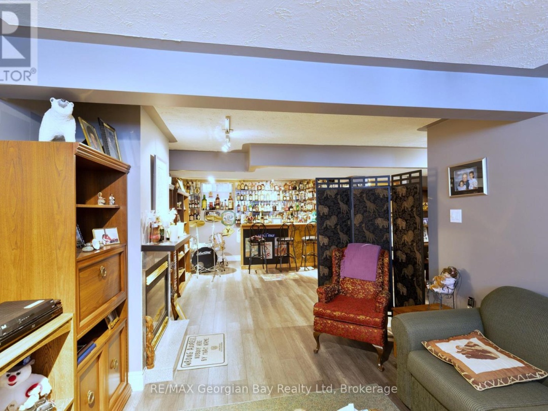 33 ANDERSON CRESCENT, 