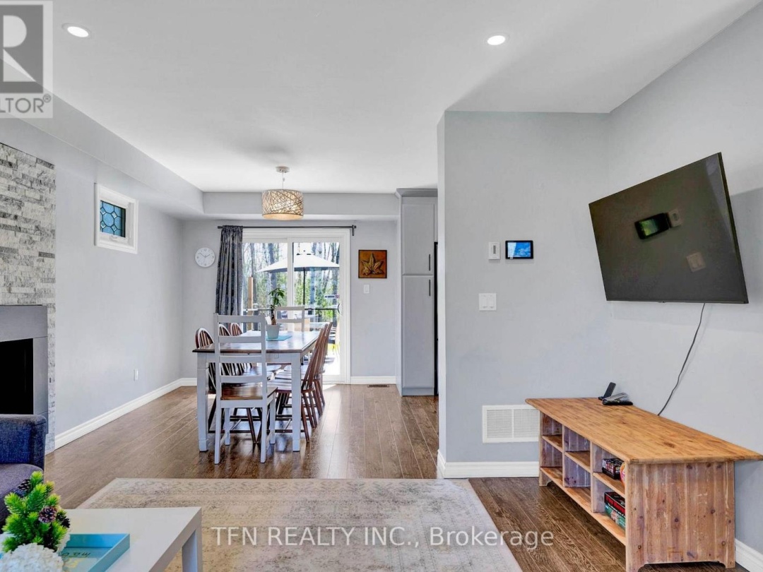 4 PINEWOOD BOULEVARD, 