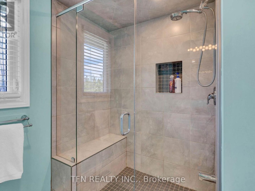 4 PINEWOOD BOULEVARD, 