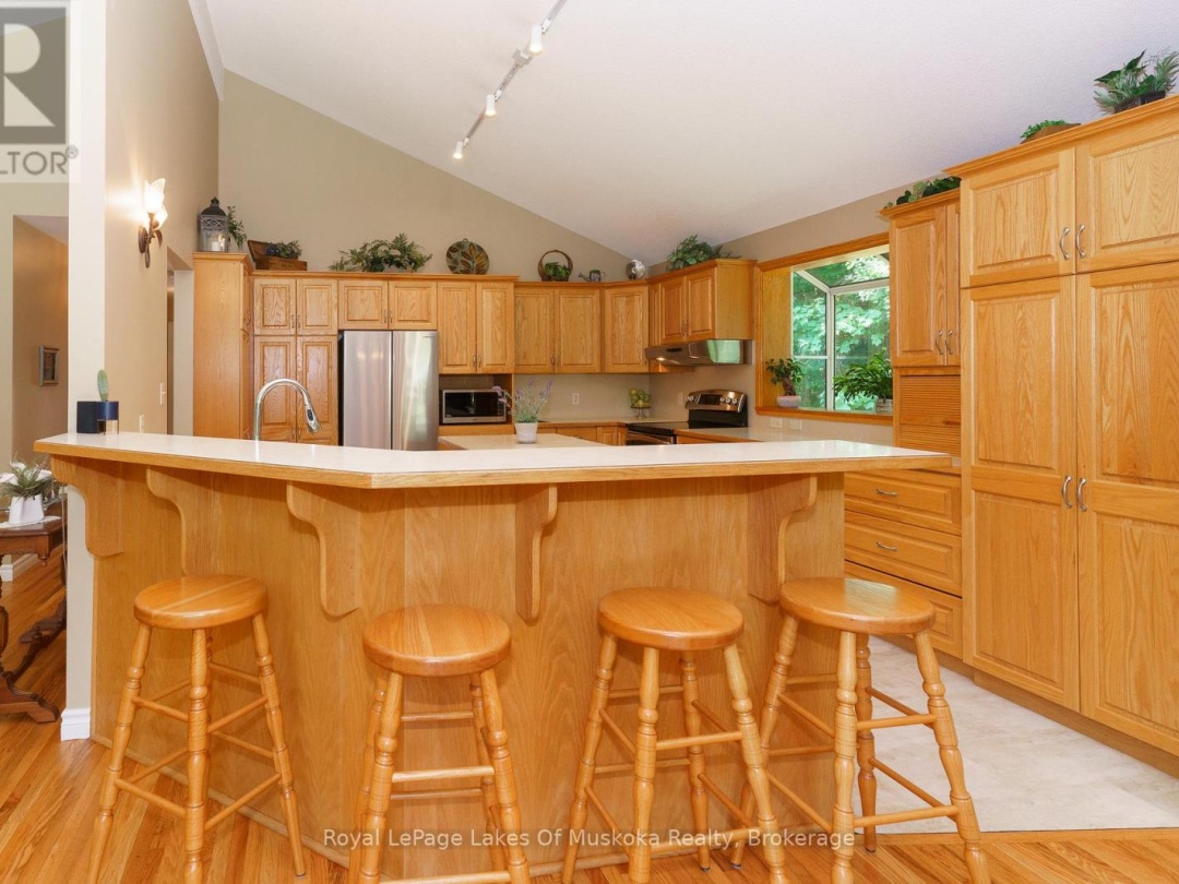 1020 AMELIA CRESCENT, 